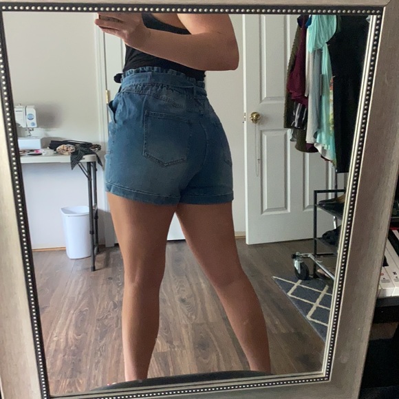High rise scrunch waisted shorts 🔹 - Picture 4 of 6